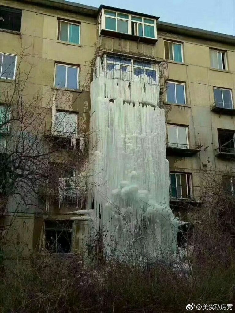 芸術的な「氷瀑」