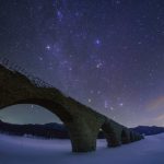 星降る夜、凍結した湖に眠る銀河鉄道の橋