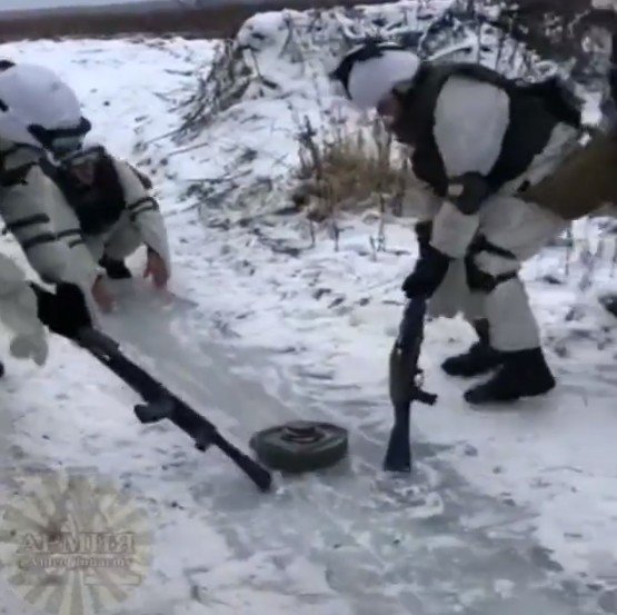 対戦車地雷でカーリングをするロシア兵士たち