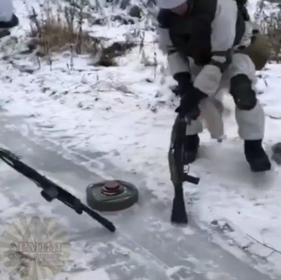 対戦車地雷でカーリングをするロシア兵士たち