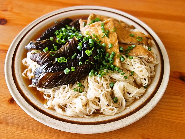 香川県の郷土料理「ナスをゴマ油で炒めて油揚げと煮てそうめんと食べるとウマい」