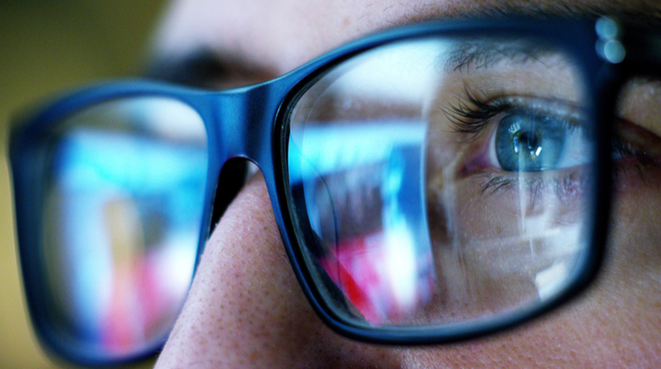 米国眼科学会「ブルーライトで視力は低下しない。PC用メガネも推奨しない」