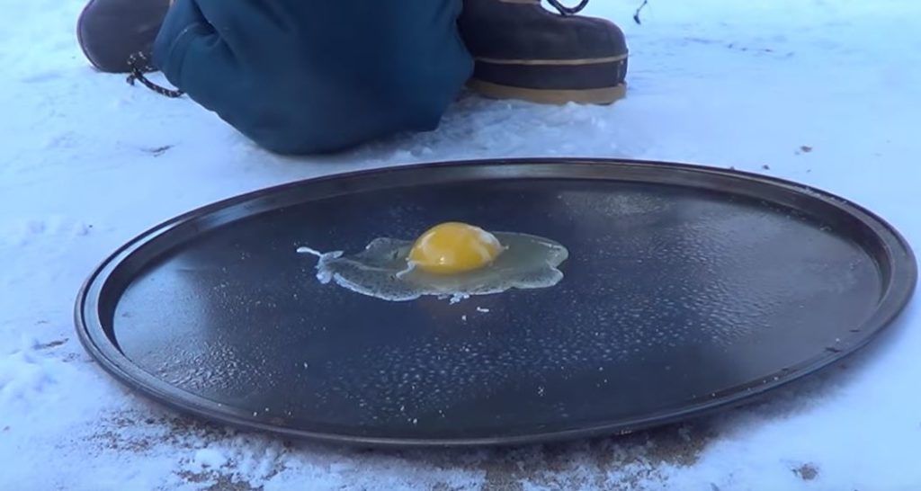 マイナス33℃の世界で卵を割ってみた