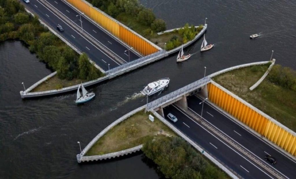 川に対して陸の橋が必ず上って誰が決めた！？＠オランダ