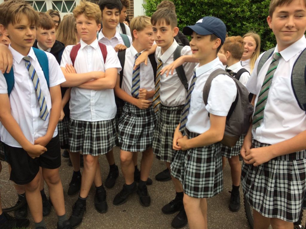 男子たちがスカートをはいて登校し続けた、イギリスの「スカートの抗議」